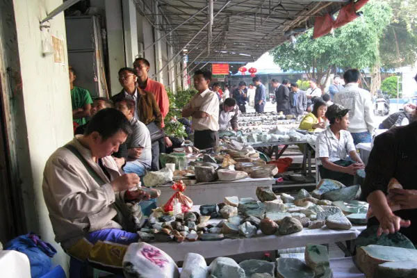 哪里有缅甸翡翠原石一手货源 哪里能买到缅甸翡翠原石？