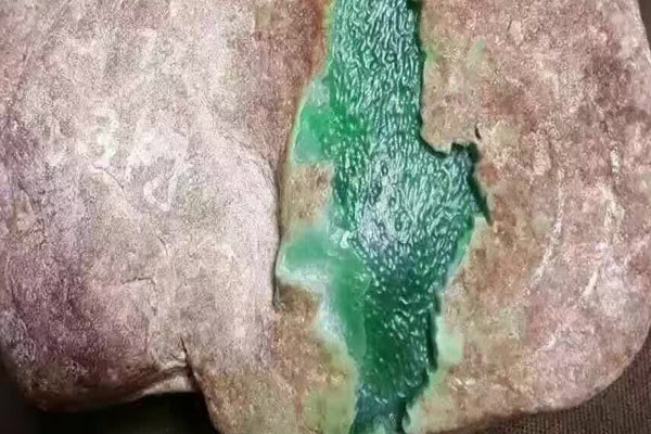 翡翠原石避裂切割技巧 翡翠原石有裂还值钱吗？