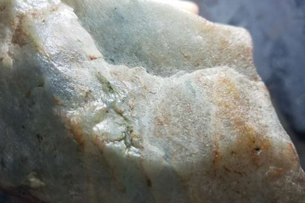 杰起拱翡翠原石特点有哪些？看看你就知道了