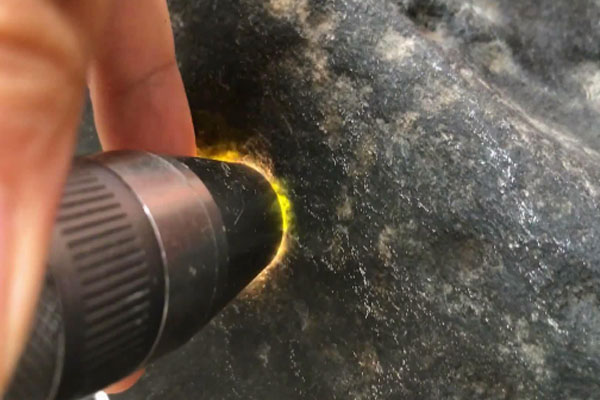 翡翠黑灰色原石价格 黑灰色翡翠原石价格很便宜吗？