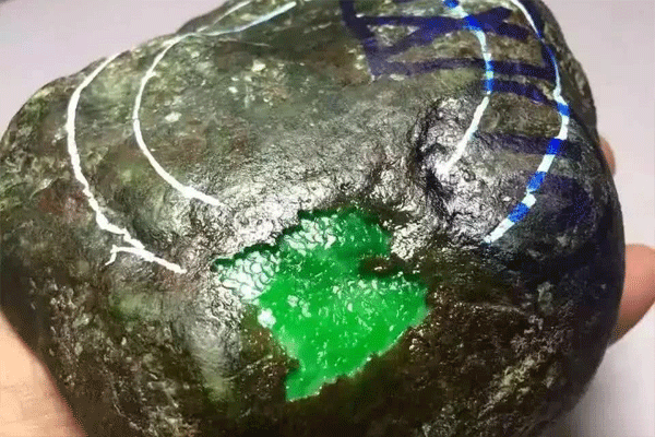 南齐翡翠原石偏绿皮壳特点 南齐翡翠原石介绍