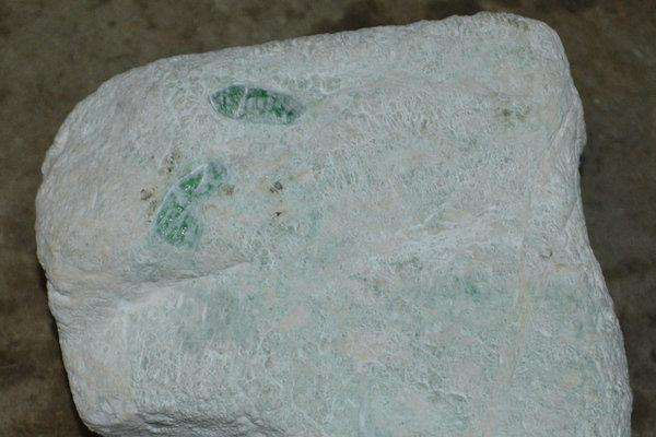 云南哪里能捡到翡翠原石 云南有翡翠原石吗