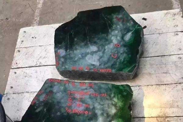 山东翡翠干青原石价格 山东干青翡翠原石多少钱？