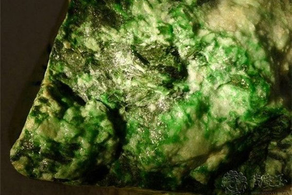 怎样判断翡翠原石色料真假 翡翠原石的色料怎么看