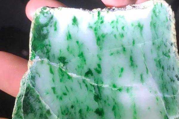 翡翠原石色料怎样看种水 翡翠原石的种水怎么看好坏？