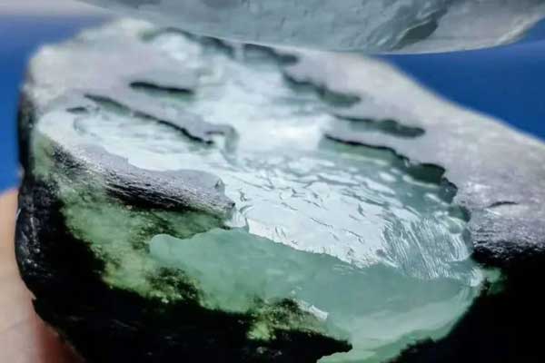 南齐水翻砂翡翠原石特点 南齐场口水翻砂翡翠原石怎么样？