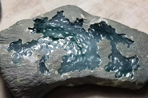 飘花翡翠原石市场价格多少 怎么看翡翠原石有没有飘花