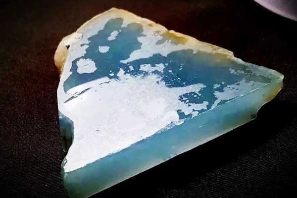 翡翠原石哪里找人设计加工好 翡翠原石加工哪里好？