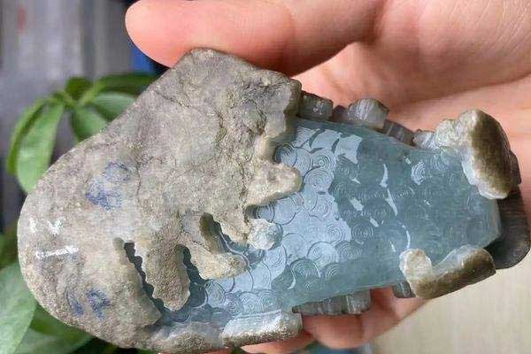 开窗赌石翡翠原石价格 开窗的翡翠原石多少钱？