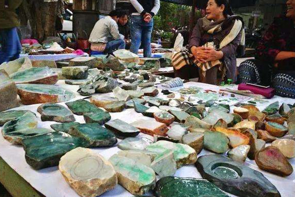 翡翠原石一般在哪些地方可以找到？看完你就明白了