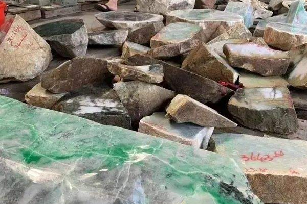 武汉的翡翠原石市场在哪 现在翡翠原石的价格多少