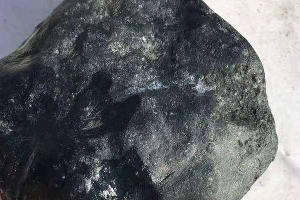 南齐黑腊皮翡翠原石特点 南齐场口怎么样