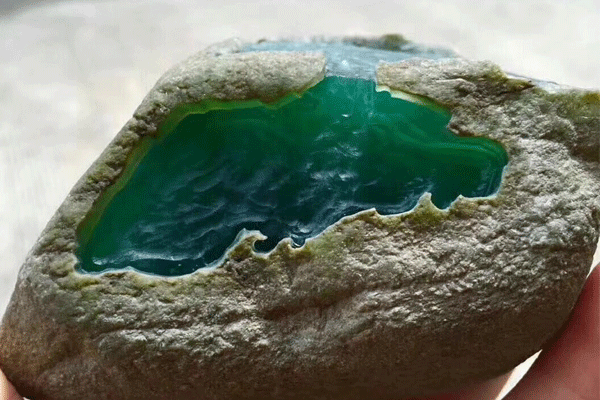 细糯油青翡翠原石价格 糯种油青种翡翠原石多少钱？