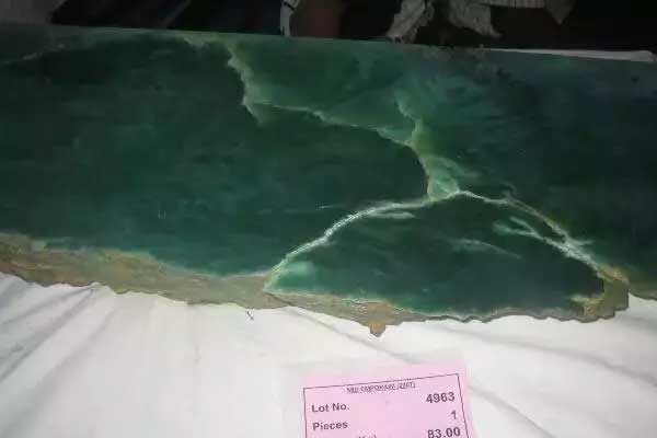 莫西沙翡翠原石皮色都有哪些 莫西沙翡翠原石皮壳特点