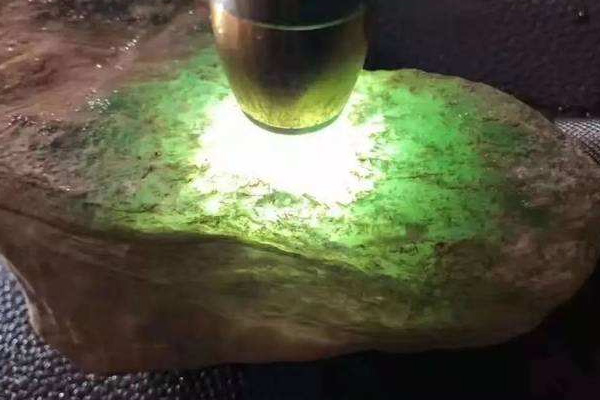 翡翠公盘原石价格多少 翡翠公盘原石怎么竞拍