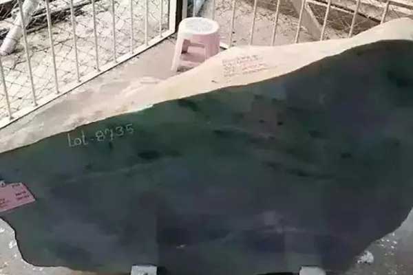 缅甸翡翠墨翠原石皮壳特点 怎么判断墨翠原石的品质