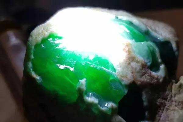 翡翠原石糯种价格 糯种翡翠原石多少钱一斤？
