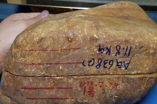 翡翠原石毛料价格 翡翠原石毛料多少钱一公斤？
