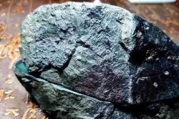 油青细糯翡翠原石价格多少？油青细糯原石翡翠切开是怎么样