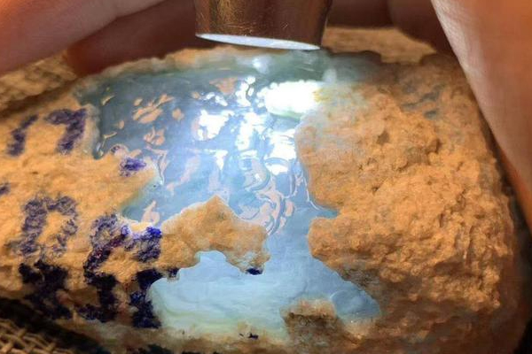 翡翠原石如何判断飘花 翡翠原石的飘花是什么