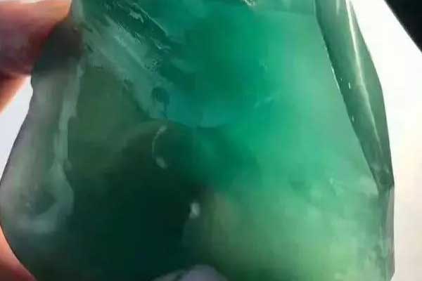 翡翠原石价格赌石毛料 翡翠赌石毛料多少钱？