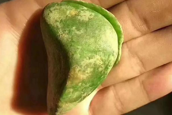 翡翠原石珠子怎么做 翡翠原石珠子加工过程
