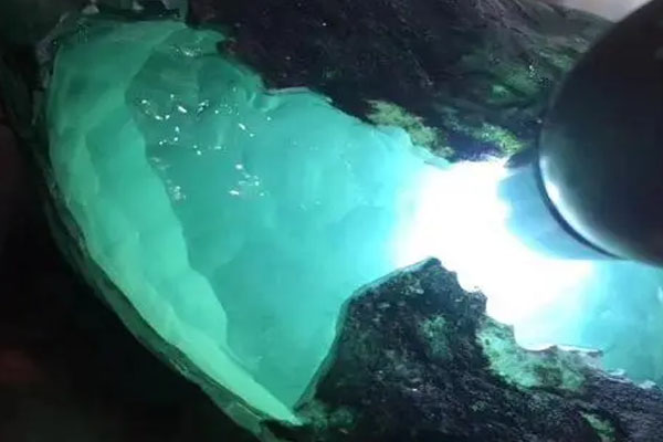 水绿晴底翡翠原石特点 晴水翡翠原石是什么