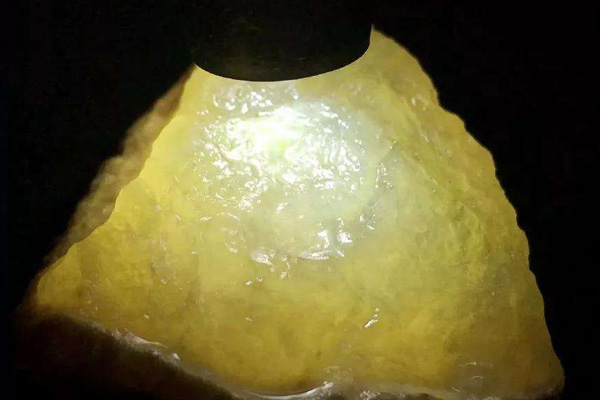 鸡油翡翠原石价格 鸡油翡翠原石值钱吗