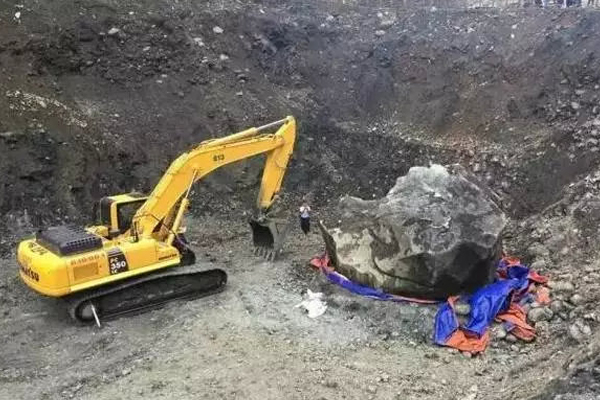 巨型翡翠原石1.jpg