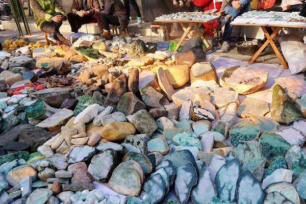 德宏的翡翠原石市场在哪里 水翻砂石翡翠原石怎么抛光