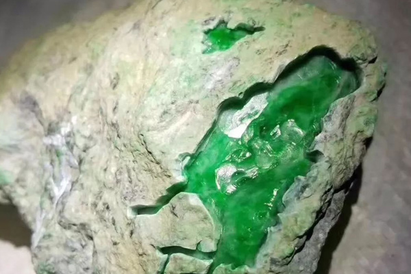 翡翠原石都是种在哪里的 翡翠原石都是怎样挖掘的