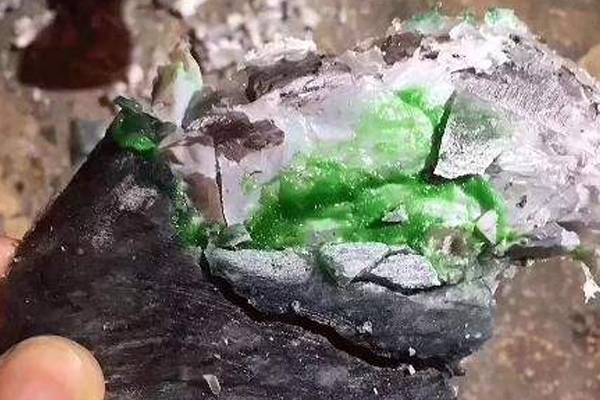 翡翠原石是如何造假的 翡翠原石有哪些造假技巧