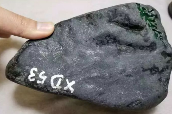 灰乌沙翡翠原石特点 灰乌沙翡翠原石好吗