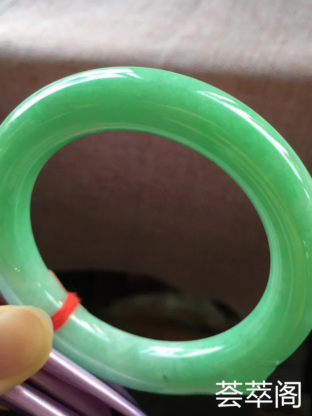 满豆绿圆条翡翠手镯，种老水足，尺寸56/12.8/12mm