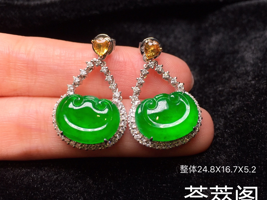 帝王绿如意耳坠新品，满色如意，绝对的精品，端庄大气，性价比高。完美。整体24.8X16.7X5.2裸石13.8X10.3X3特惠��������