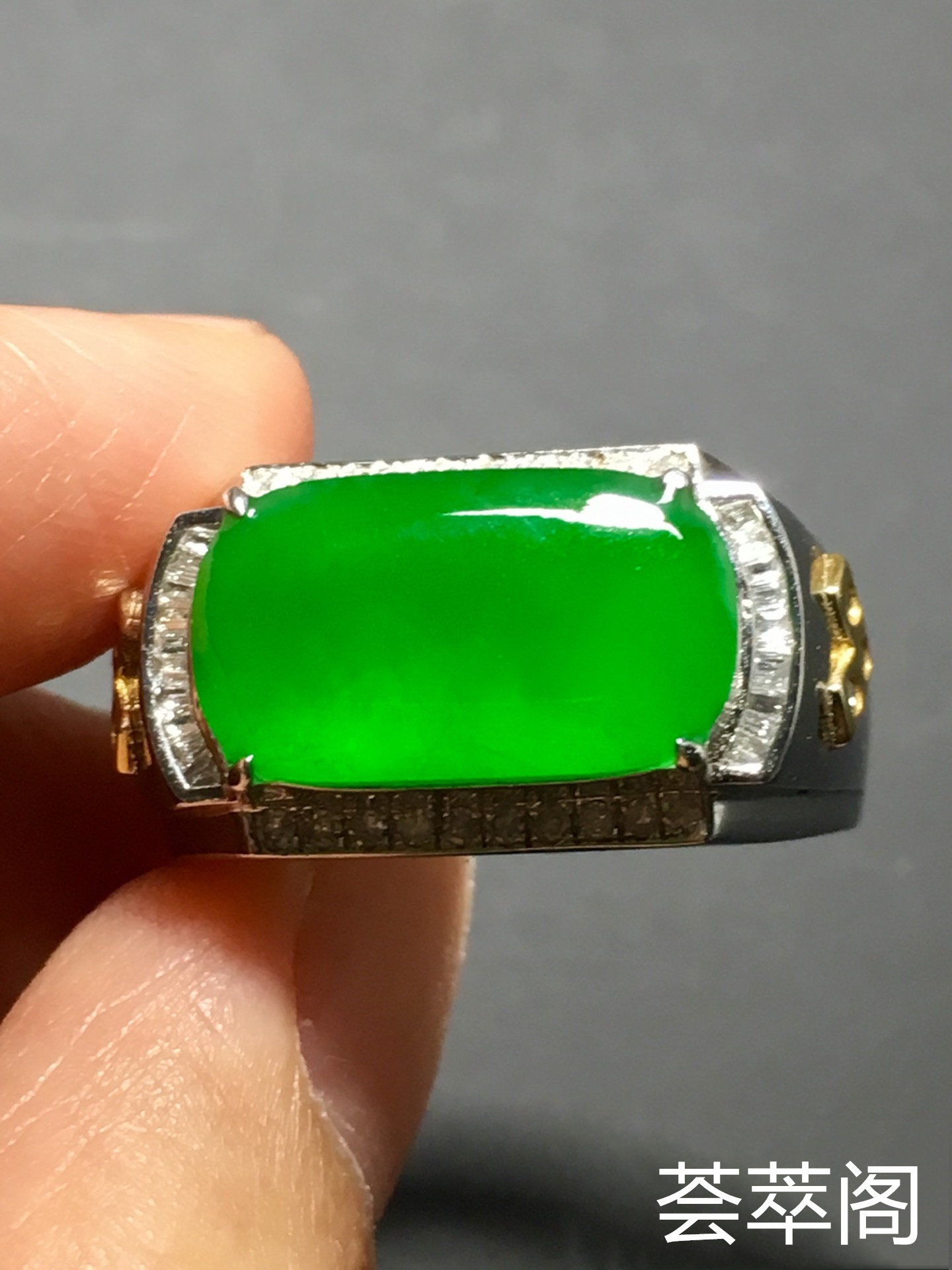 冰种正阳绿马鞍戒指！色阳种好！完美水润！裸石：8*14*3mm，        