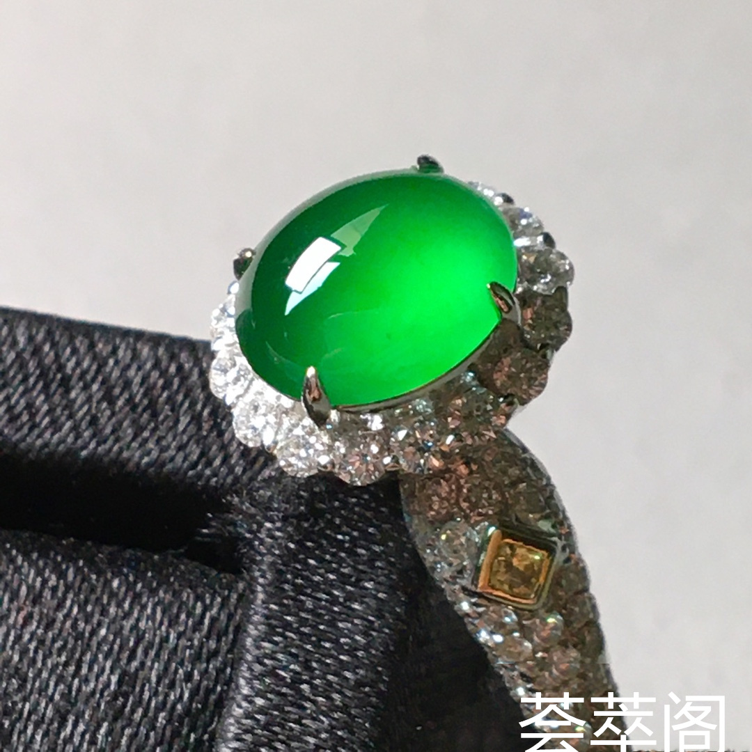 冰阳绿戒指。完美。水头足。裸石尺寸8.5/7.5/4