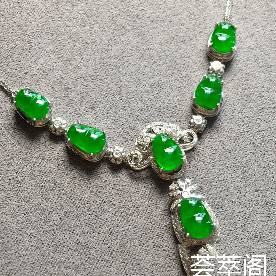 冰种阳绿福豆锁骨项链，色辣绿，起荧光，优雅动人，裸石：7.8-5.7-3，7.1-5.1-2.8mm。完美