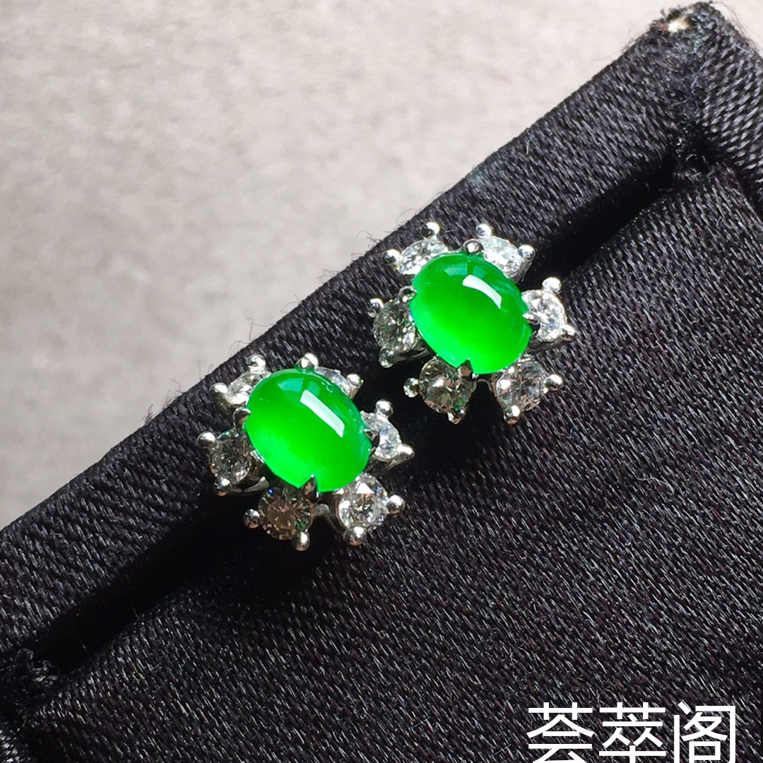 高冰纯正阳绿耳钉，裸石尺寸5.6/4.3/3.3mm，整体尺寸9.3/8.1/7mm