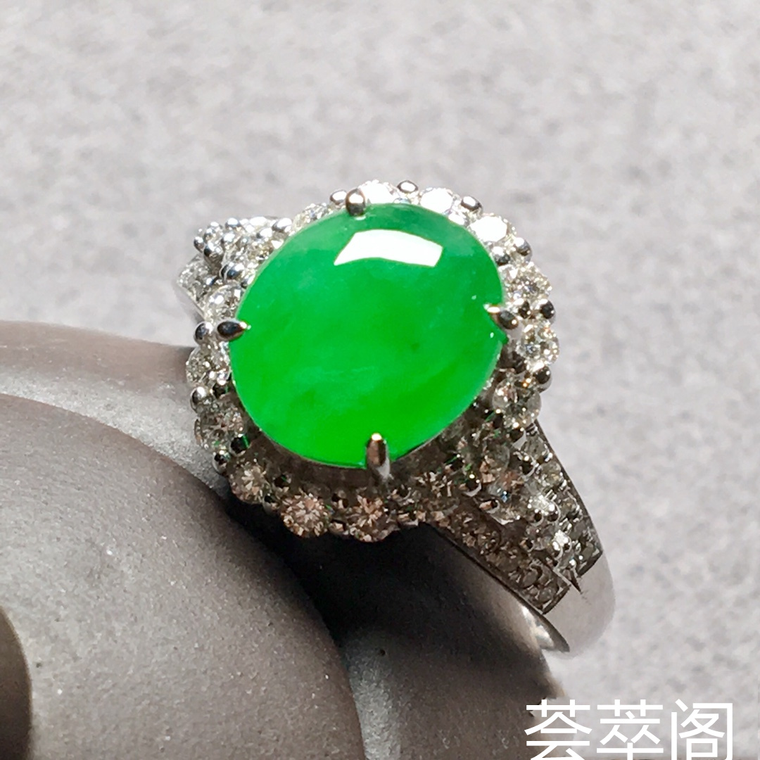 高冰种阳绿蛋面戒指，整体：12.6-11.2-8.8，裸石：9-7.8-3.3mm