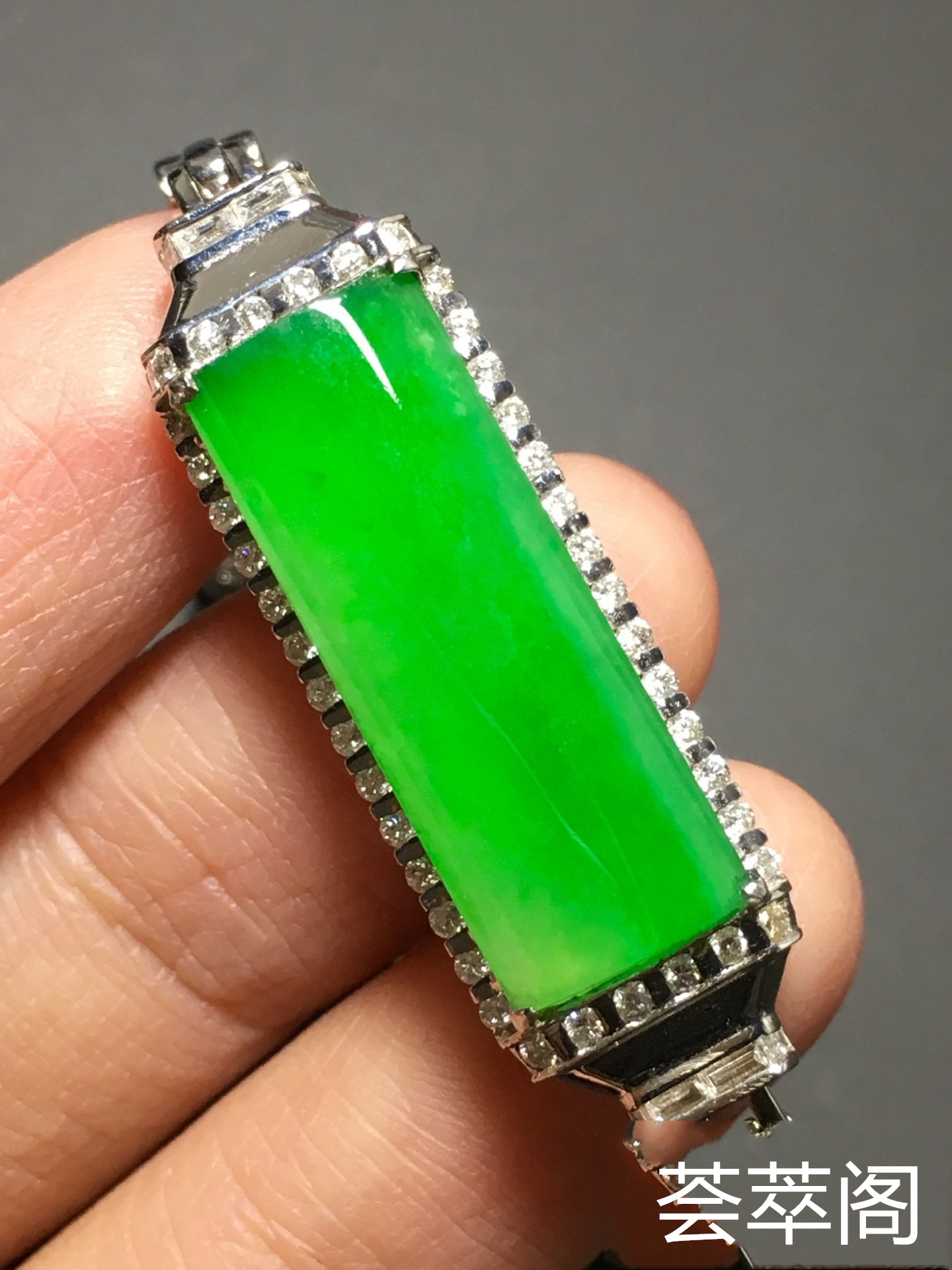 冰种正阳绿马鞍手链！色阳种好！完美水润！裸石：22*8*4mm，        