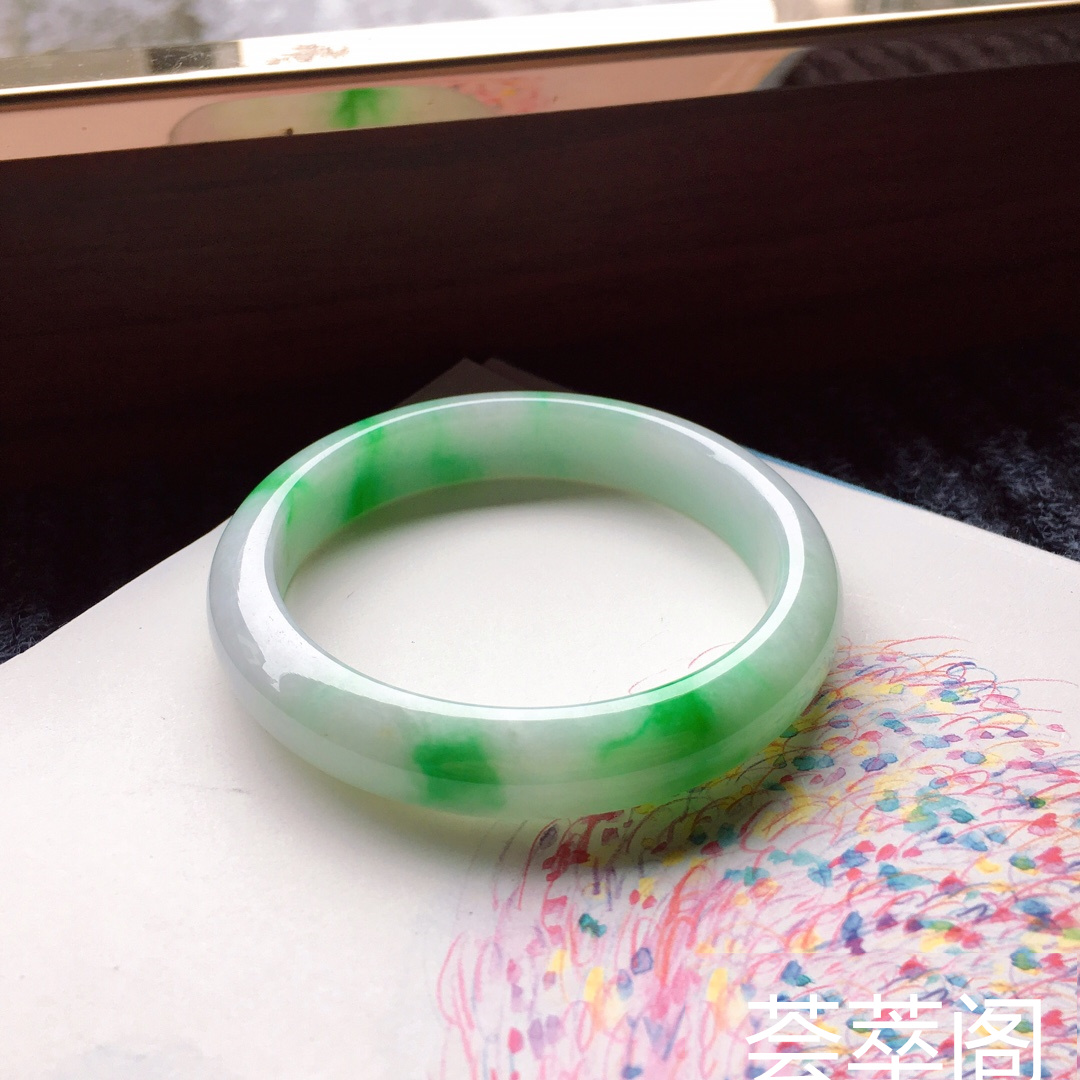 阳绿花正圈手镯，正圈尺寸：55 .6/11.6/8mm重48.6g
