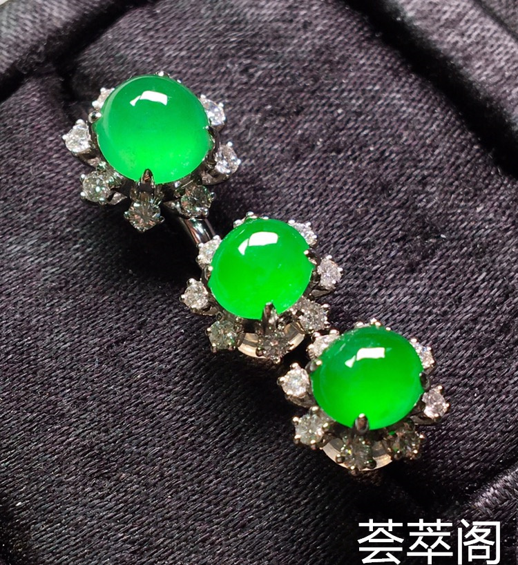 一套，冰阳绿套装，耳钉➕戒指。色辣水润，完美无裂，戒指裸石6.8/3.8耳钉裸石5.6/6.3/3.8