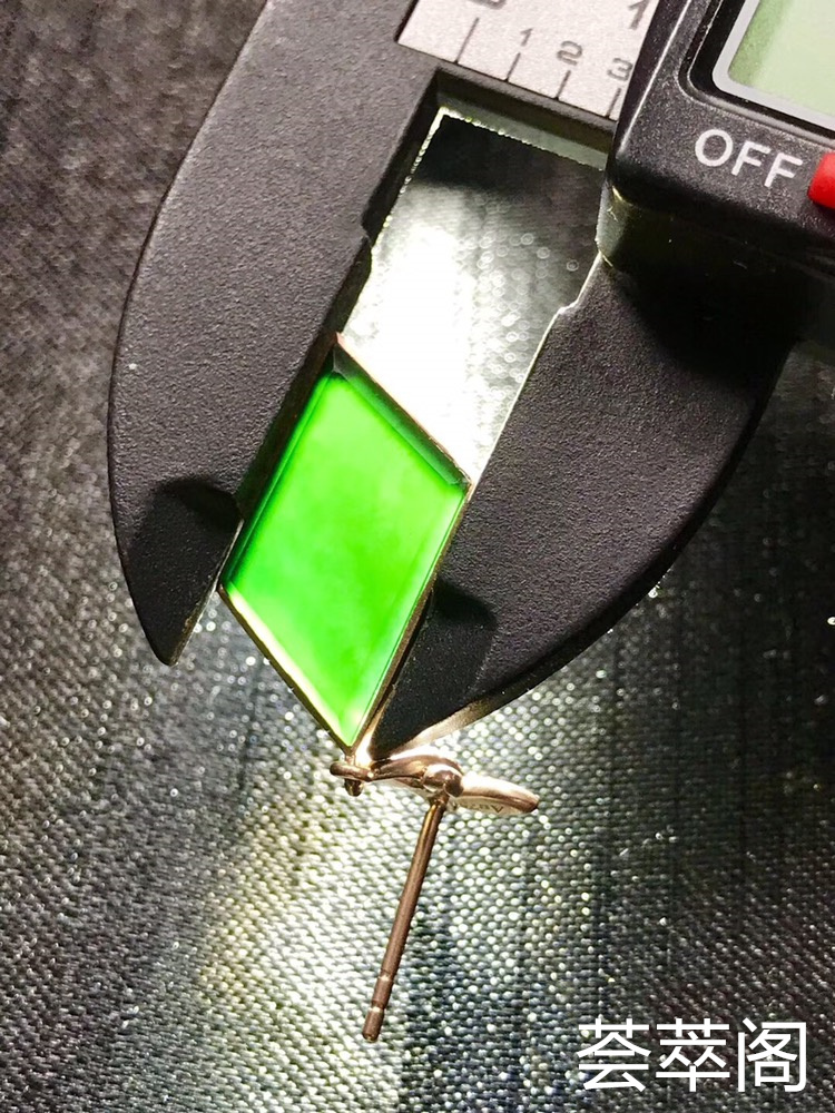 特惠：【墨翠设计款耳钉】新货！  老坑高冰   极品墨翠   黑度种水都是极品中上上品     冰透无比   种老起胶     品质极高   性价比超高 （翡翠中最神秘的墨翠，低调奢华有内涵）❗❗