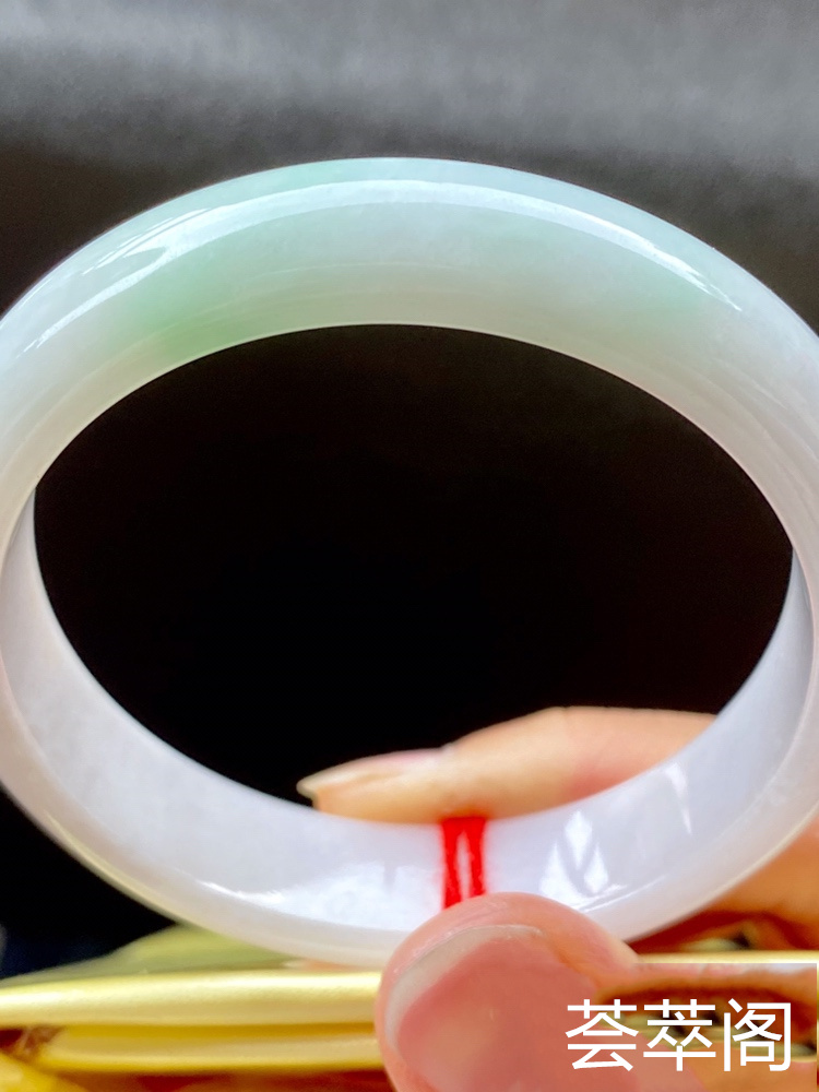 飘绿手镯，特惠（不议价）53/12.6/7.1，完美，种水老，颜色亮丽，水润清爽，颜色好看，性价比高。T
