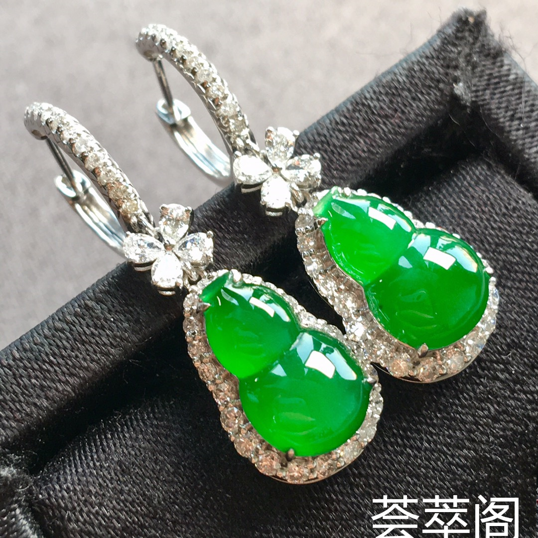 高冰种阳绿葫芦耳坠，色阳绿，起荧光，饱满大气，整体：32.8-10.3-8.2，裸石：12.3-7.4-3.3mm。完美