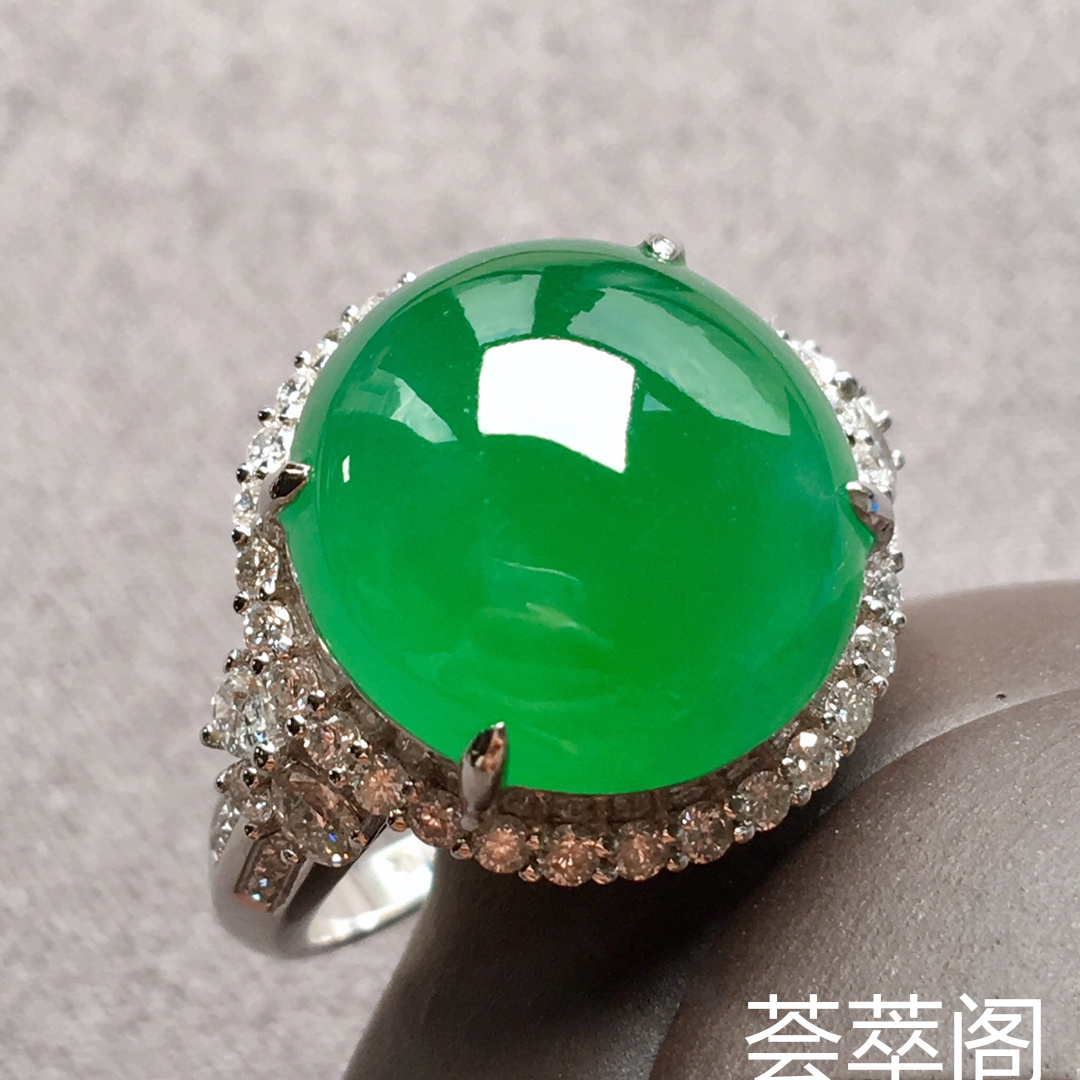 高冰种阳绿大蛋面戒指，整体：17-16.8-11，裸石：14.5-13.8-6.1mm。