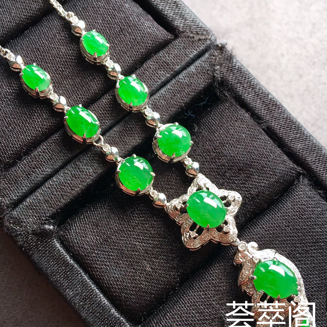 ❤。冰种阳绿蛋面锁骨项链，色阳绿，料子细腻，优雅动人，裸石最大最小：8-6.2-2.5，4.8-3.7-2mm