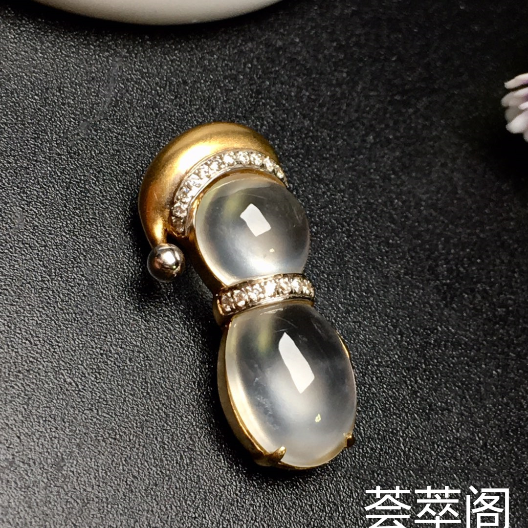 玻璃种吊坠，光度强，整体尺寸21.6-10.8-7，裸石尺寸8.8-7.5-4