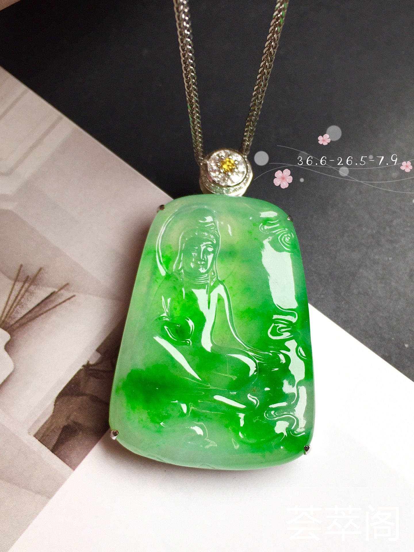 【观音菩萨，冰正阳绿】很冰透，水‮润水‬细腻，完美，18k金‮华奢‬钻‮镶石‬嵌☕